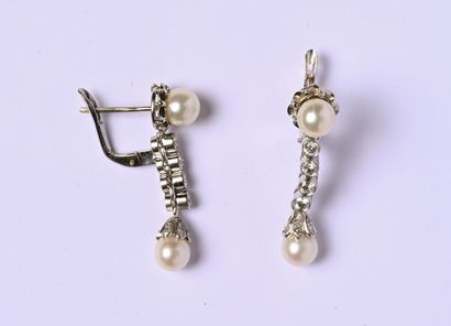 Paire de pendants d'oreilles en or gris 18K...