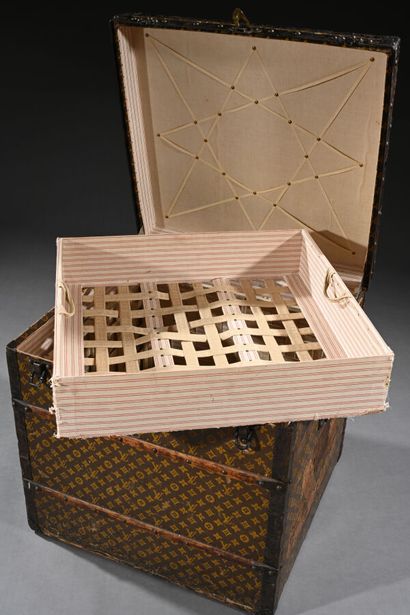 LOUIS VUITTON, Champs Elysées, no196398.
Malle...