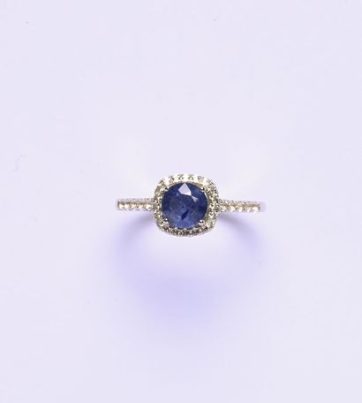 Bague en argent (925/oo) centrée d'un saphir...