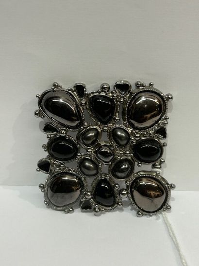 CHANEL.
Broche croix stylisée en métal vernissé...