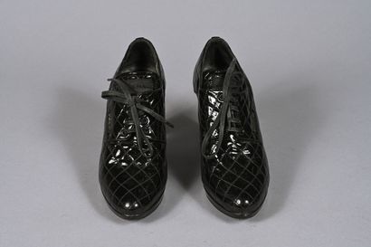 PRADA paire de trotteurs en cuir vernis noir...