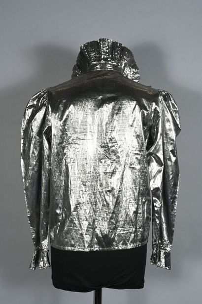 ANONYME. Chemisier lamé argent, col montant...