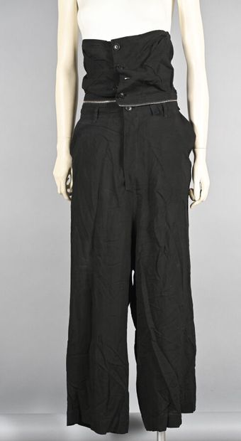 Y'S. 
Pantalon large en tencel noir, deux...