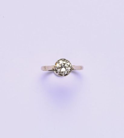Bague solitaire en or 18K (750/oo) et platine...