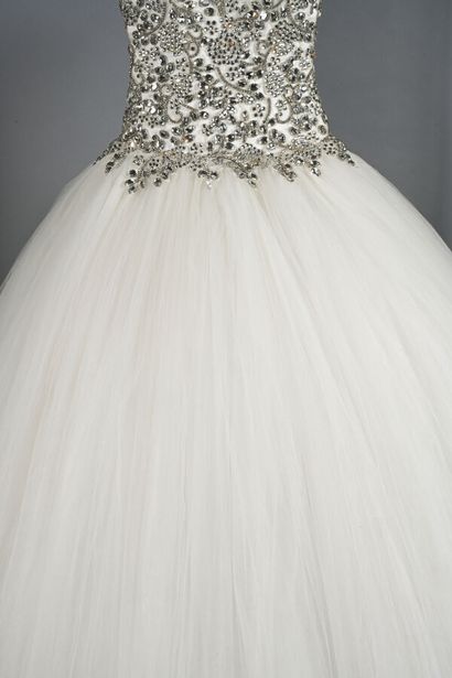 ANONYME. Robe de mariée blanche, haut bustier...