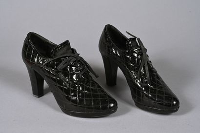 PRADA paire de trotteurs en cuir vernis noir...