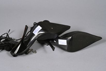 VICINI. Paire d'escarpins en cuir noir à...