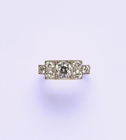Bague en or gris 18K (750/oo), le plateau...