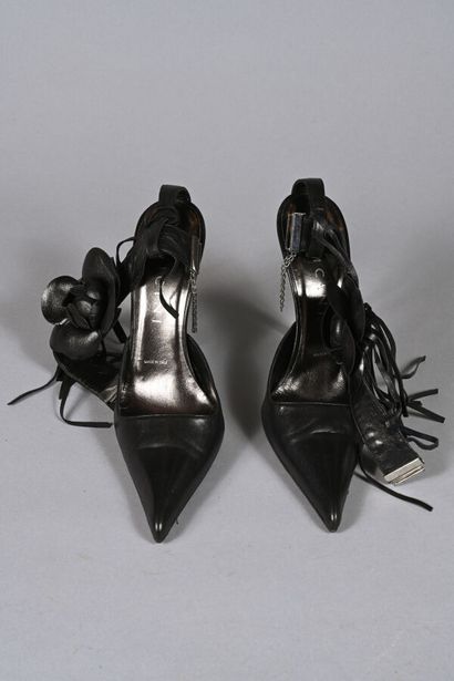 VICINI. Paire d'escarpins en cuir noir à...