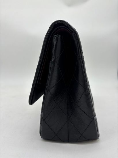 CHANEL.
Sac 2.55 en cuir vieilli matelassé...
