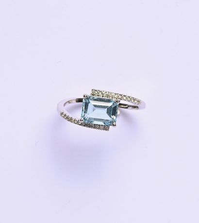 Bague en or gris 9K (375/oo) à décor croisé,...