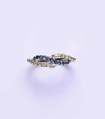 Bague en or gris 9K (375/oo) ornée de lignes...