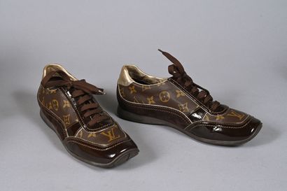 Louis VUITTON. Paire de baskets en toile...