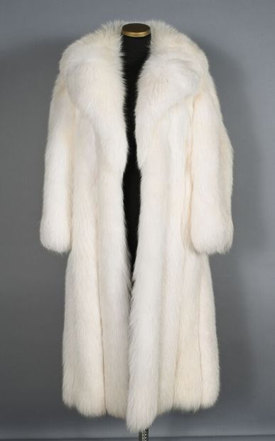 ANONYME. Manteau long en renard blanc, ample...