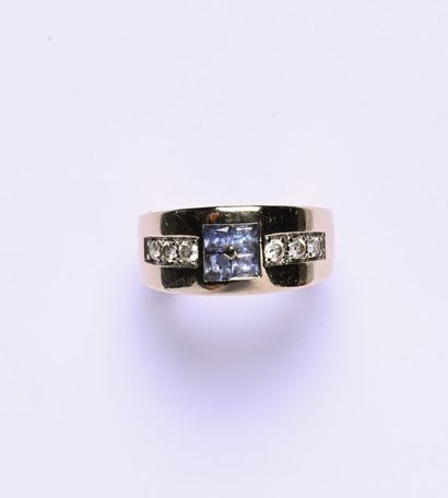 Bague en or gris 18K (750/oo) lisse, centrée...