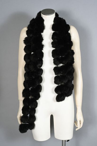 ANONYME. Echarpe à pompons de fourrure noire...