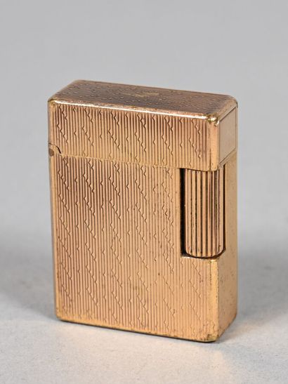 S.T DUPONT
Briquet en plaqué or guilloché...