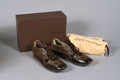 Louis VUITTON. Paire de baskets en toile...