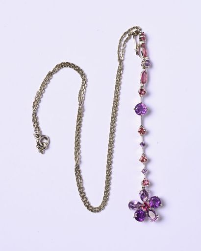 Pendentif en or gris 18K (750/oo) à maillons...