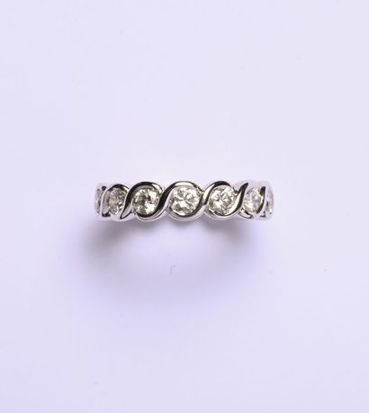 Alliance en or gris 18K (750/oo) sertie d'une...