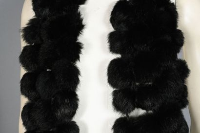 ANONYME. Echarpe à pompons de fourrure noire...