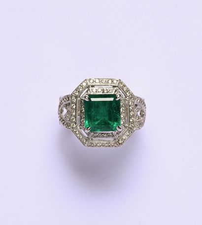 Bague en or gris 18K (750/oo) à motifs géométriques...