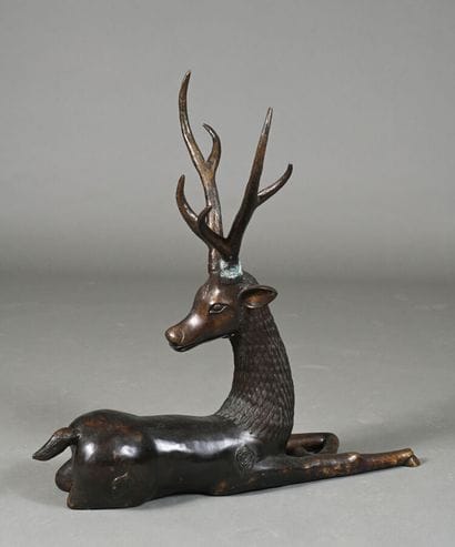 Sculpture en bronze patiné figurant un cerf...