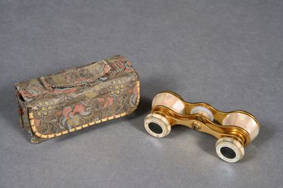Paire de jumelles de théâtre en laiton doré...