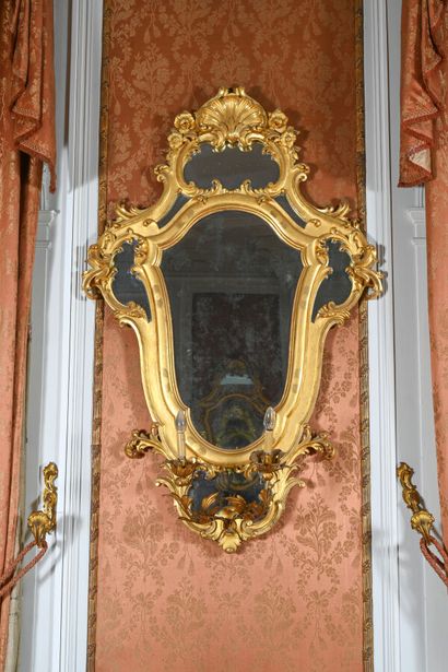 Paire de miroirs à parecloses dans le style...