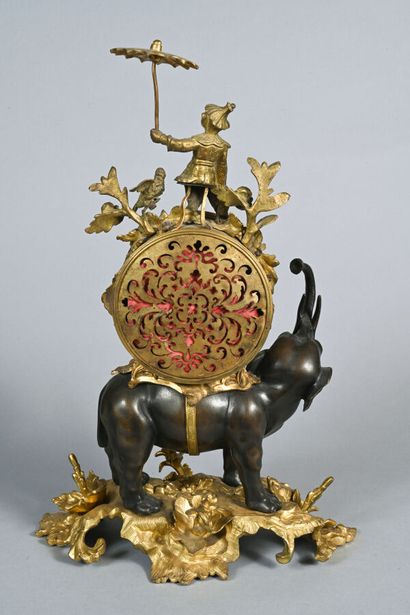 Pendule à l'éléphant, la trompe en l'air,...