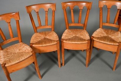 Douze chaises en merisier, assises paillées,...