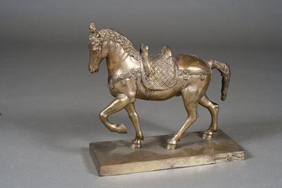 Cheval en bronze argenté, sur socle, sellé...