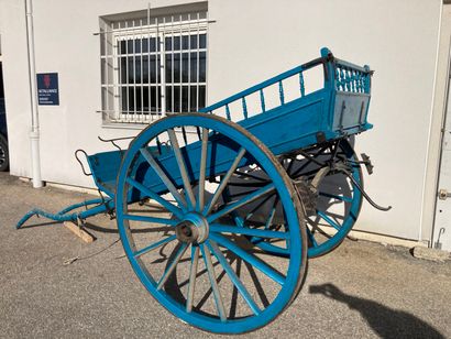 Voiture hippomobile en bois repeint en bleu,...