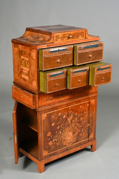 Cartonnier de bureau dans le style Louis...