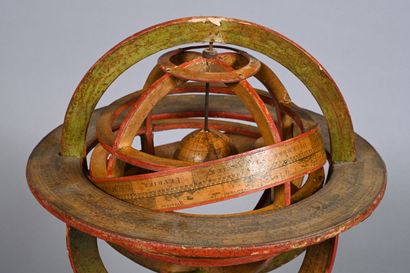 Sphère armillaire en bois et papiers collés,...