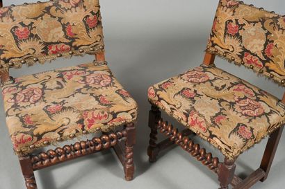 Paire de chaises à dossiers bas en noyer,...