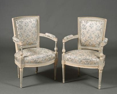 Paire de fauteuils cabriolet en bois repeint...