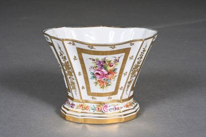 Vase de forme éventail sur socle en porcelaine...