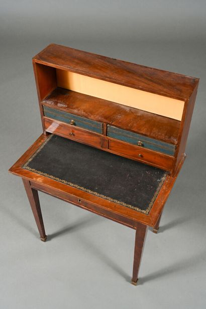 Petit bureau d'enfant en placage d'acajou,...