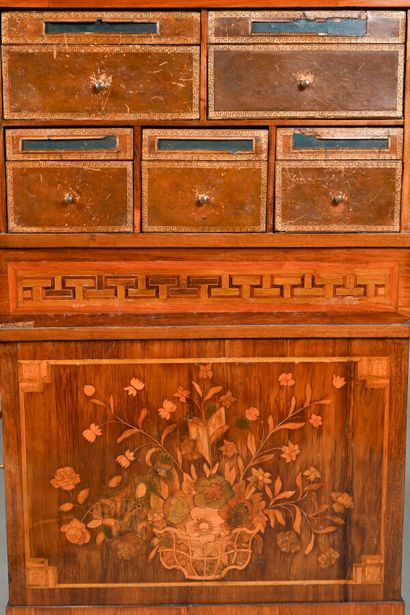 Cartonnier de bureau dans le style Louis...
