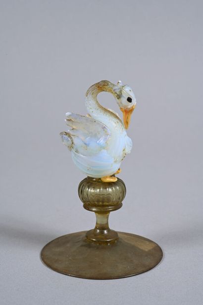 MURANO. Joli vase sur pied, soufflé, pincé,...