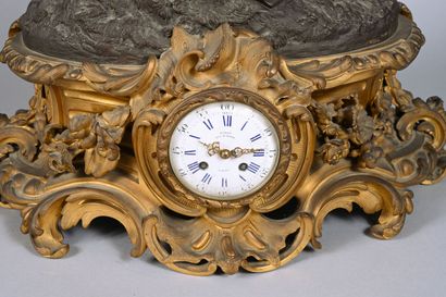 Importante pendule en bronze, la partie supérieure...