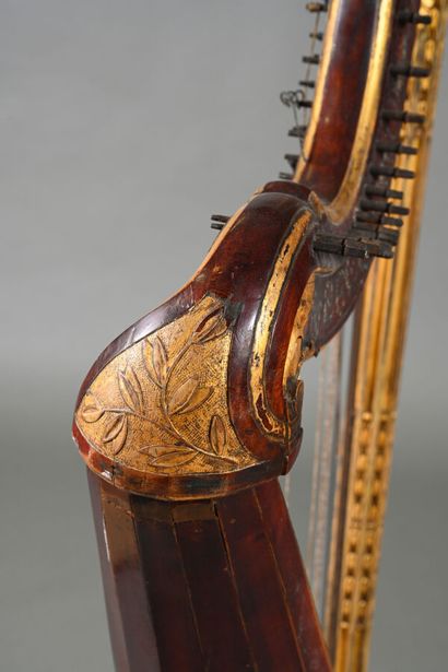 Harpe à mécanisme à crochets pour 38 cordes...