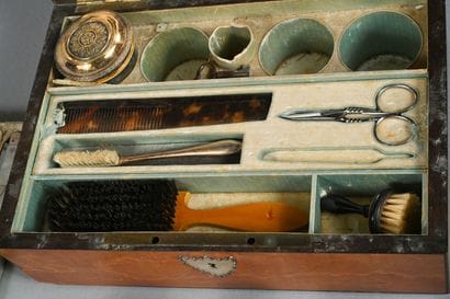 Nécessaire à couture dans un coffret en bois...