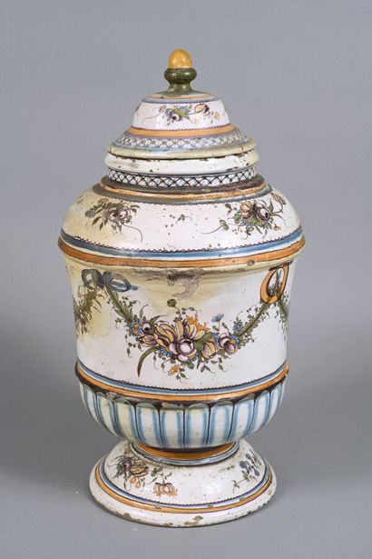 AUXERROIS
Grand pot couvert de forme balustre...