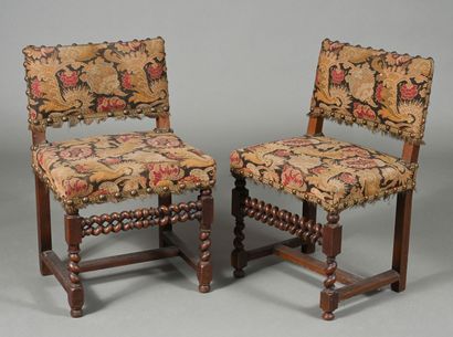 Paire de chaises à dossiers bas en noyer,...