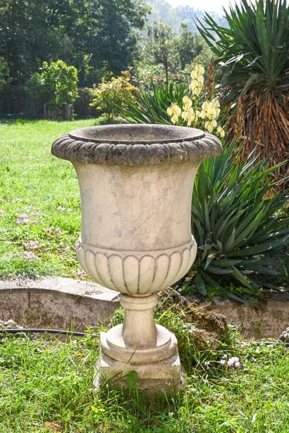 Paire de vases Médicis de jardin en marbre...