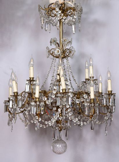 Lustre en bronze doré orné de fleurs et feuillages,...