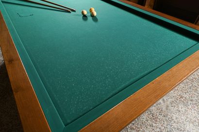 Billard français en noyer et hêtre, sur quatre...