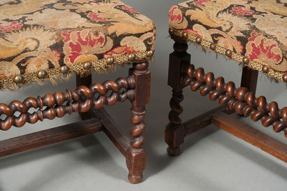 Paire de chaises à dossiers bas en noyer,...